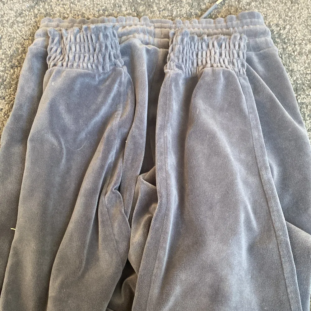 Fina gråa mjukis byxor i storlek 146-152/10-12år! Har en rosa liten färgfläck men nästan inget som synsätt . Jeans & Byxor.