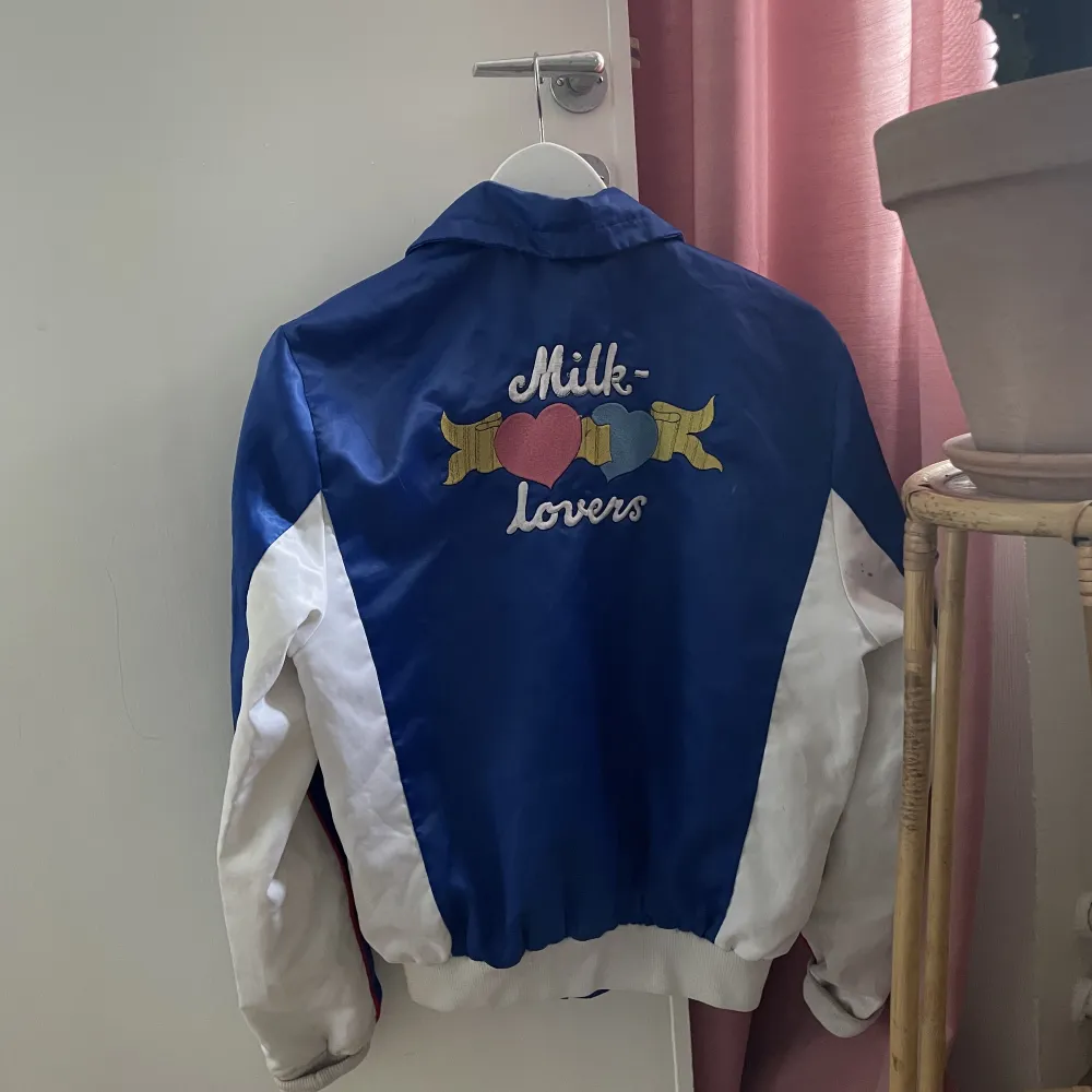 Cool vintage jacka från Milky lovers💙 finns någon liten fläck som jag gärna skickar bild på vid intresse! Har inte själv testat att få bort så det kanske är möjligt.. Jackor.