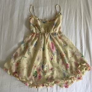 Victoria’s Secret nattlinne - Supersött nattlinne från Victorias secret, med knytdetalj under bysten. Nyskick, aldrig använd! Axelbanden är justerbara. Storlek S 🫶