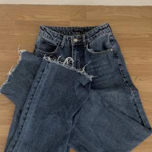 Snygga blåa jeans från SHEIN men med bra kvalitet! Dem säljes pga försmå men har inga defekter, alla jeans jag säljer är av god kvalite 🥰