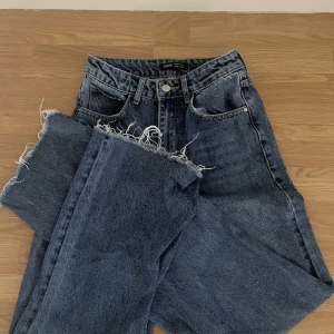 Blåa vida jeans - Snygga blåa jeans från SHEIN men med bra kvalitet! Dem säljes pga försmå men har inga defekter, alla jeans jag säljer är av god kvalite 🥰