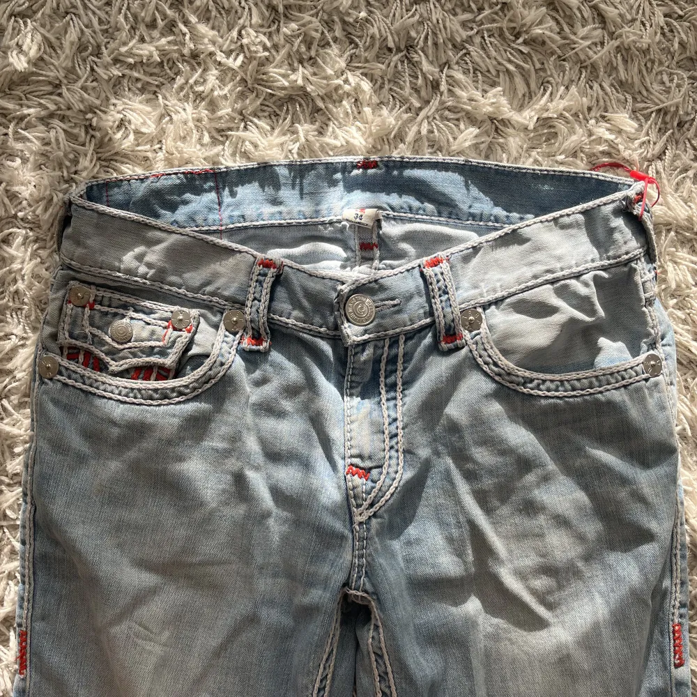Light washed true religion rope stitch jeans i storlek 34. Vit rope stitch med röd horseshoe bak. Mått: 92cm i midja, 81cm innerbenslängd och 23cm tvärsöver benöppning. Riktigt bra skick endast använda ett fåtal gånger. . Jeans & Byxor.