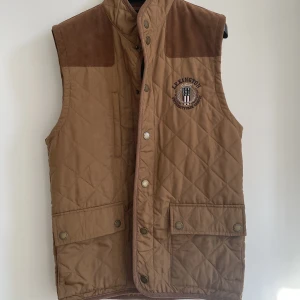 LEXINGTON VÄST storlek S - Nypris 1800kr  Använd endast ett fåtal gånger. I mycket gott skick.