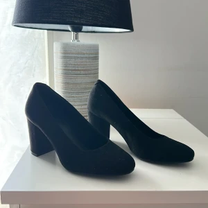 Svarta klackarskor - Jätte fina oanvända klackarskor från Dinsko! 