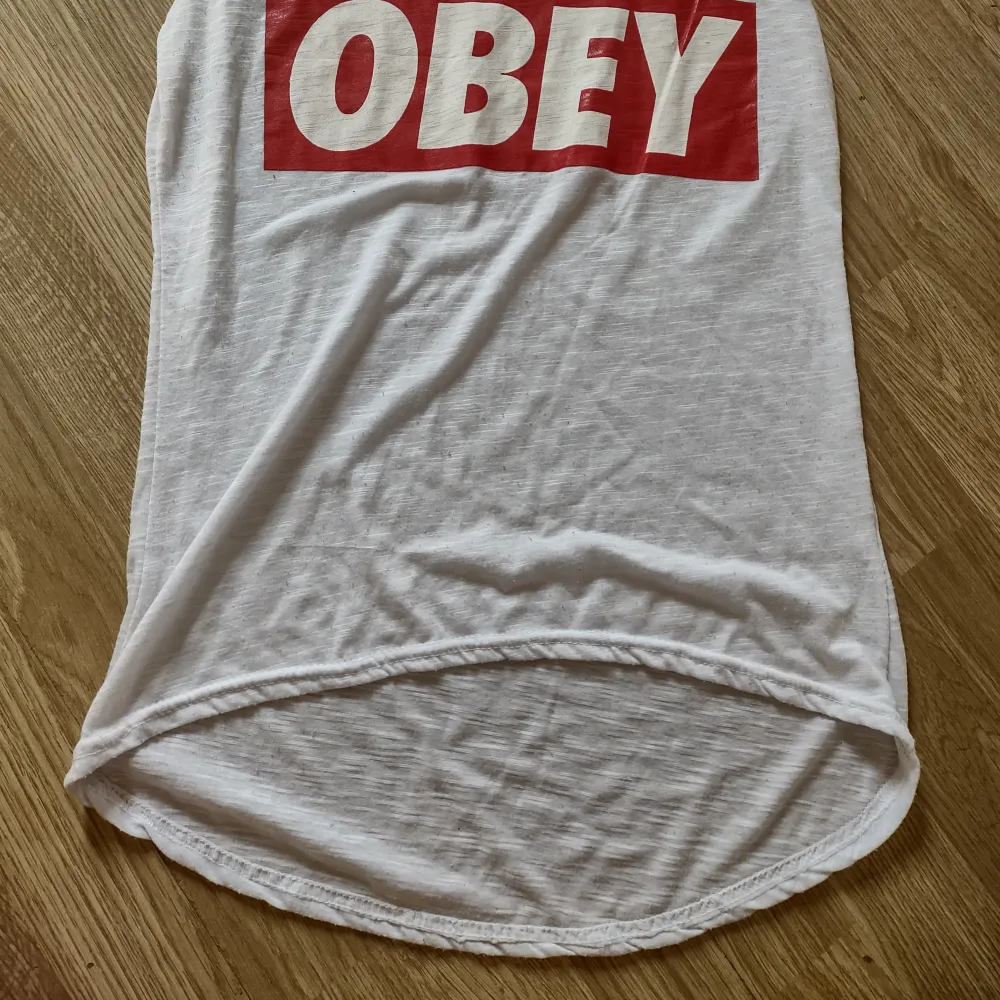 Säljer detta linne från Obey . T-shirts.