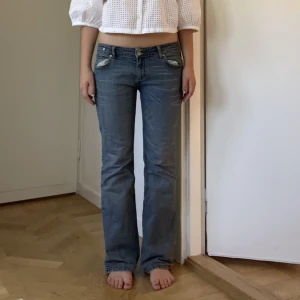 Low waist bootcut jeans - Säljer nu dessa ursnygga jeans som jag köpt second hand i Paris💞 Såå så snygga😍