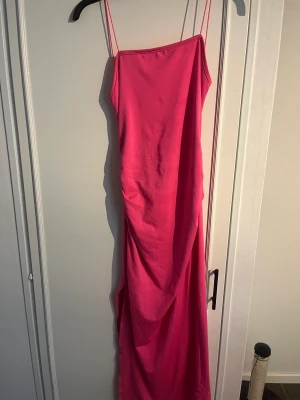 Klänning - Slits och öppen i ryggen