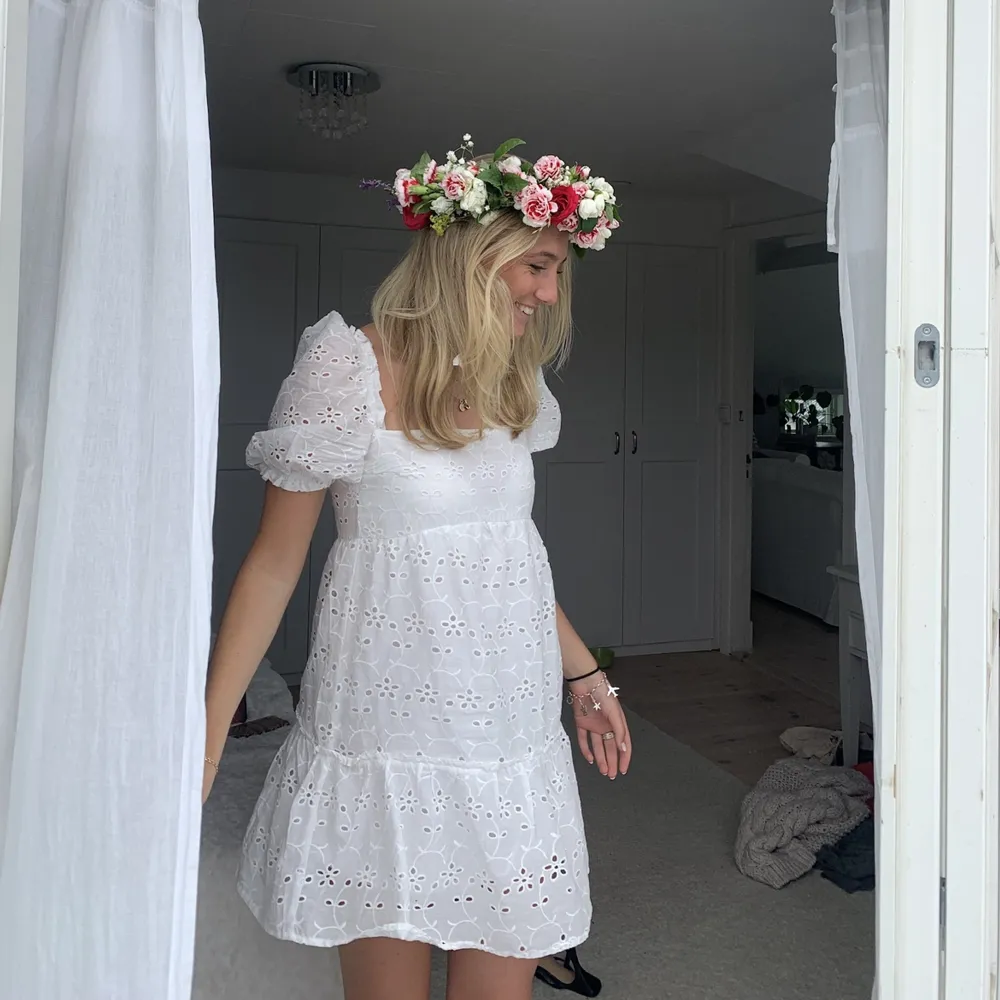 Säljer min superfina vita klänning från HM💕 perfekt nu till sommaren!. Klänningar.
