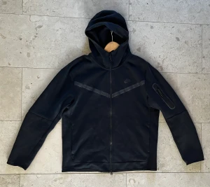 Nike Tech Fleece - Svart Nike tech fleece! Skick - 8/10 Lite tvättblekt, annars inga problem!  Ord. Pris - 1350