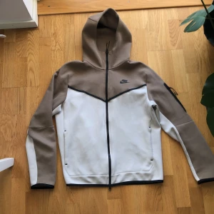 Nike tech fleece - Säljer min Nike tech fleece då den ej kommer till användning den är jättebra skick inget fel   Kan mötas upp eller frakta    Köpare står för frakt storlek M