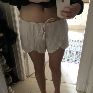 Beige/puderrosa shorts Zara strl S/M - Beigea/puderrosa shorts med knytning från Zara, silkeslikt material. Storlek M men passar S/M. Lite slitna snören.