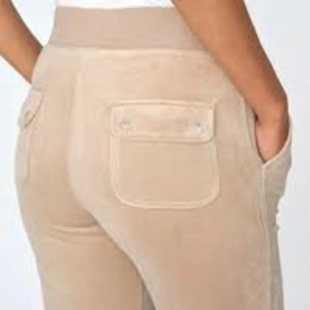 juicy byxor i färgen warm taupe i storlek XS, inga fläckar eller skador. Säljs då de ej används, högsta bud : 550kr. Jeans & Byxor.