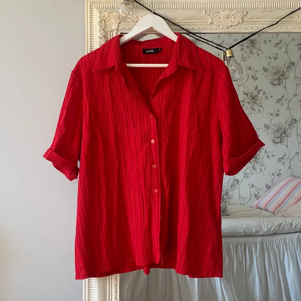 Röd somrig skjorta, fint oversized på mig som har xs/s. Skjortor.