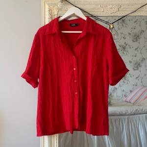Röd somrig skjorta, fint oversized på mig som har xs/s