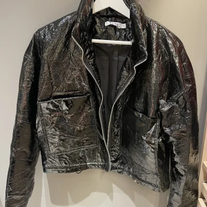 Latexjacka  - Supercool croppad jacka i väldigt bra skick! Har inga fler bilder.