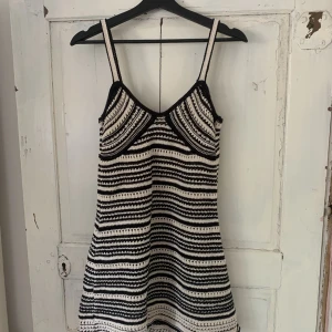 Zaraklänning - Supersöt virkad klänning från Zara inköpt våren 22🥂i storlek M men passar fint även på mig som är S