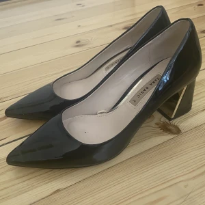 zara klackskor - Fina klackskor från zara! Köpta på sellpy men har själv aldrig använt dem. Finns repor, skriv gärna om ni har frågor eller vill ha fler bilder 💞
