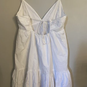 Zara klänning  - Fin klänning från zara köpte förra året till skolavslutningen och har bara använts vid de tillfället❤️Fin och i nyskick klänningen är i storlek M men passar mer en S❤️skriv gärna privat för fler bilder❤️