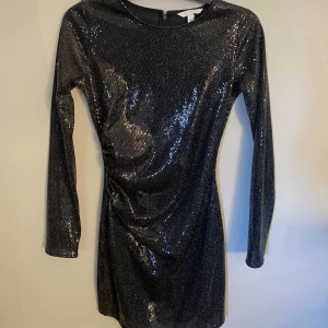 Fest klänning  - Jätte fin fest klänning som tyvärr bara kom till användning på nyår❤️Super fint skick då den endast används 1 gång❤️kom privat för fler bilder om de önskas❤️