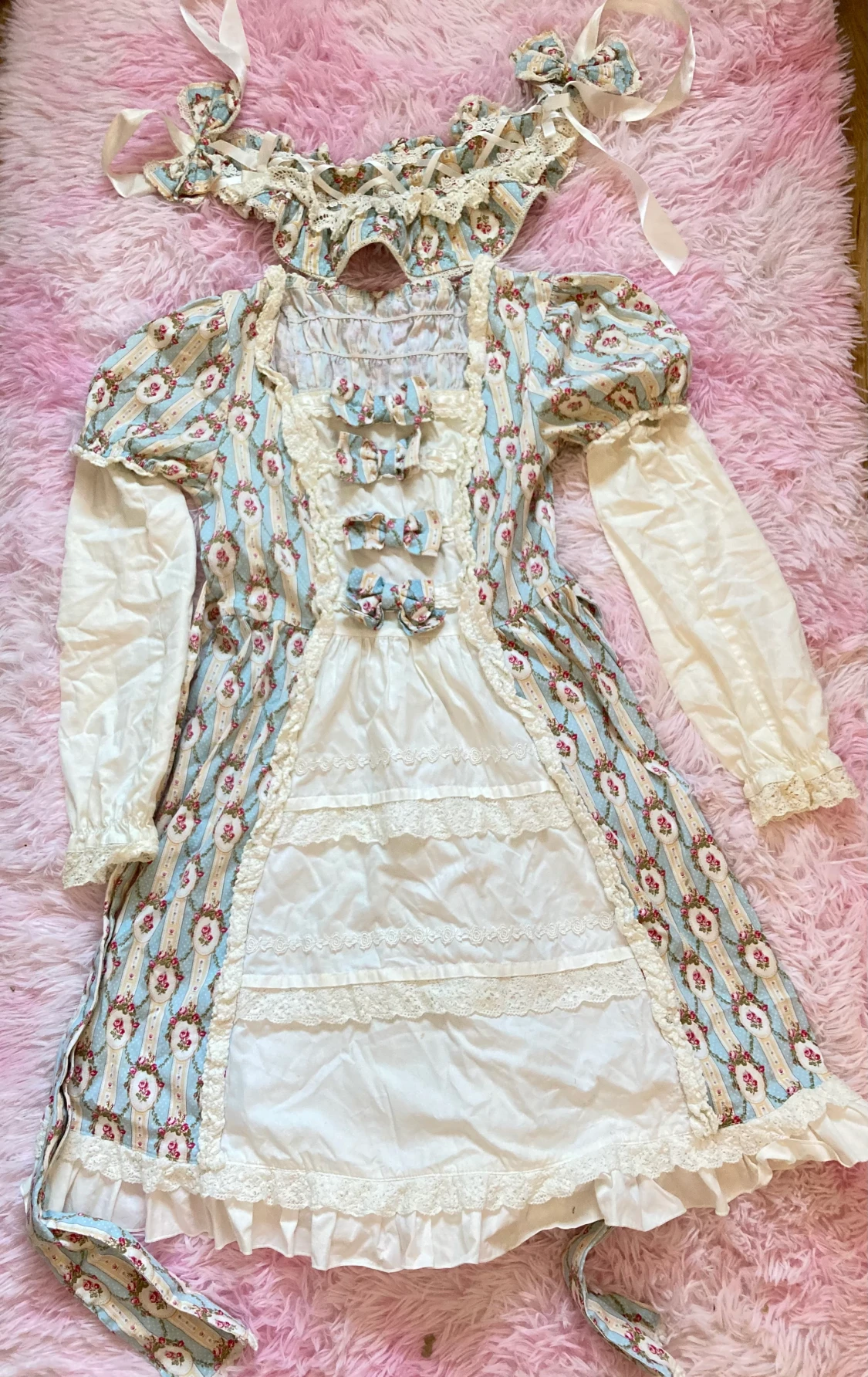 Kawaii lolita fashion klänning och bonnett