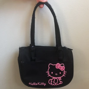 Hello kitty purse - Söt liten hello kitty väska. Kommer med en rosett som går att ta bort💕 