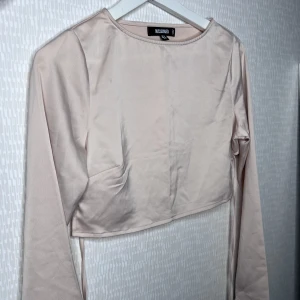 Beige topp   - Oanvänd topp från missguided 