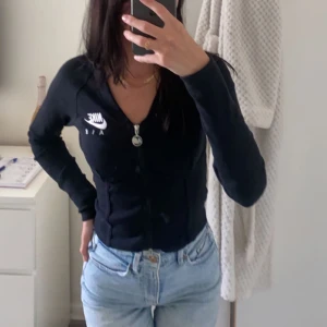 NIKE tröja  - Nike tröja oanvänd prislapp finns kvar köpt för 550kr 