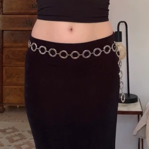 Silverskärp - Skärp/kroppskedja i metall med runda ringar, köpt secondhand! Storleken går att justera och den totala längden är 107 cm 🎀