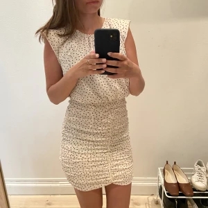 Prickig klänning från mango - Prickig klänning från mango  Storlek s 