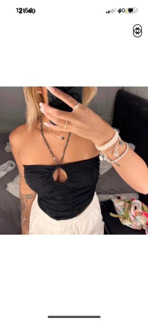 Topp  - Halterneck topp i storlek S men passa också Xs. Aldrig använd därav bra skick. 