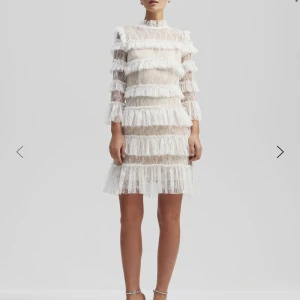 Carmine mini dress Bymalina - Carmine mini dress från Bamalina! Endast använd en gång så superfint skick 🥰 perfekt som midsommarklänning! Storlek M! Nypris 2499kr, säljer för 1500kr