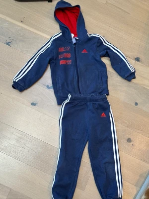 Adidas jacka och byxa  - Säljer helt nya använda några få gånger. Bra skick. 
