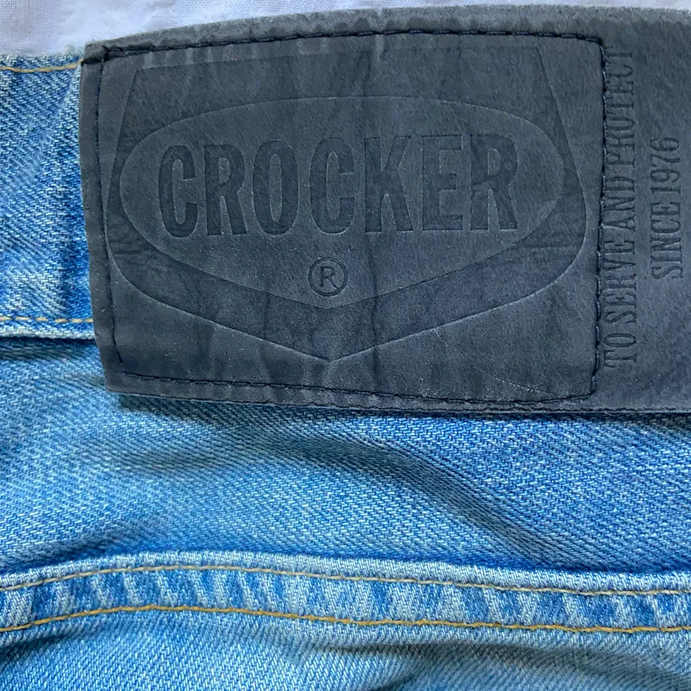 Snygga lågmidjade Crocker jeans i en ljusare wash! Midjemått: 27 Längd: 34 Skriv gärna för fler mått eller bilder! :)). Jeans & Byxor.
