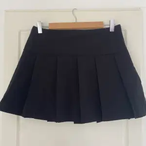 Helt ny kjol från hm endast tvättad (aldrig använd)! Har sänkt priset till 50kr! Tar endast köp nu! 