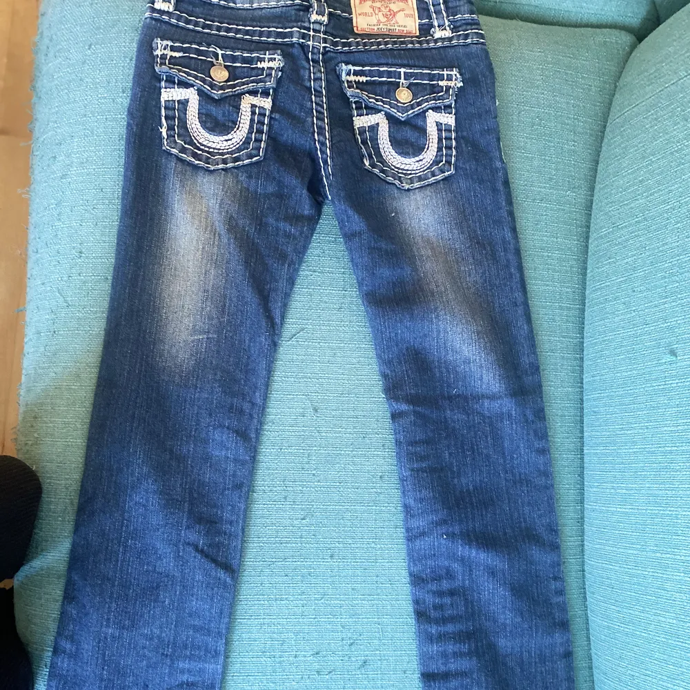 Ett par true religion jeans för barn. De är i bra skick och inga defekter. 65cm i midjemått (runt om) och 62cm benlängd från skrevet, ned. Somsagt barnstorlek, tror typ för barn i 7-10år-åldern.. Jeans & Byxor.