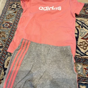 T-shirt och shorts  - Säljer adidas kläder som har bra skick