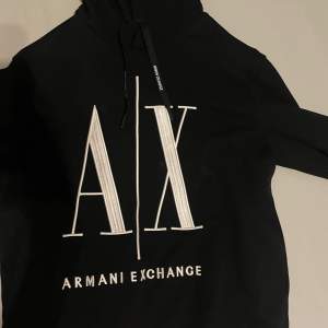 Säljer min Armani Exchange tröja pga storleken och går inte att använda längre.  Storlek M Pris: 500 kr  Frakt ingår men priset varieras beroende på vikten och distansen.