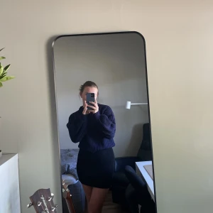 Marinblå kofta - Säljer denna navyblue stickade bomullskoftan nyligen köpt på Sellpy (org från NA-KD) för den inte passade mig :( den är i bra skick men det syns att den varit använd, hör av er om ni undrar något (köparen står för frakten) :)