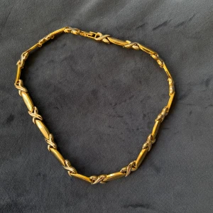 Guldfärgad kedja  - En vacker kedja med inbroderade kors 