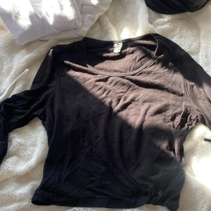 Topp - Jättefin svart topp med öppen rygg från SHEIN