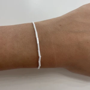 Vitt pärlarmband  - Ett vitt pärlarmband med långa vita pärlor i storlek s men finns också i fler storlekar om man vill ha kontakta om de finns frågor!💗💕