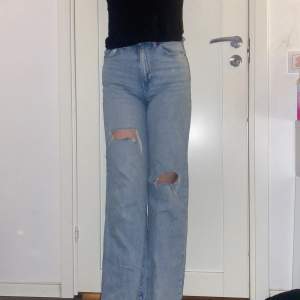 Ljus blåa jeans med hål. Köpta från H&M har används men skulle inte säga att de är i dåligt skick. Storlek 36💗
