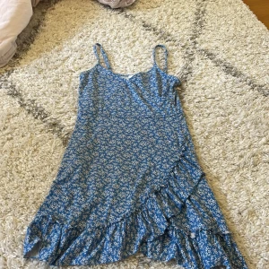 Sommar klänning  - Fin blommig klänning från Gina i storlek 130/140💘 Aldrig använd bara testat för den var för liten☀️