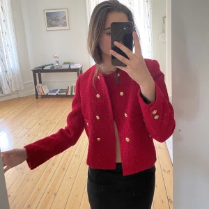 Kavaj Zara - Röd virkad kavaj från Zara, köpt på sellpy för 210 kr och säljs för 150 kr. Felfri