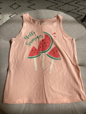 Somrigt linne - Jag säljer detta linne eftersom det inte kommer till användning och trycket har börjat att släppa💕. Storleken passar även 146 och sitter inte tight.💕