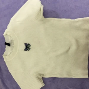 Sommerlig Butterfly croptop - Butterfly croptop från hm💞 Sick: använt många gånger 💞 Priset kan diskuteras 💬💞