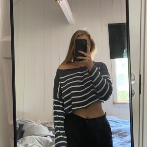 Randig croppad tröja - Använd men i gott skick. Jag som har klippt av den