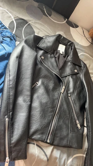 skinnjacka  - Den är jätte fin och sitter bra skulle rekommendera den säljer den pågrund av jackan är lite kort för mig. 