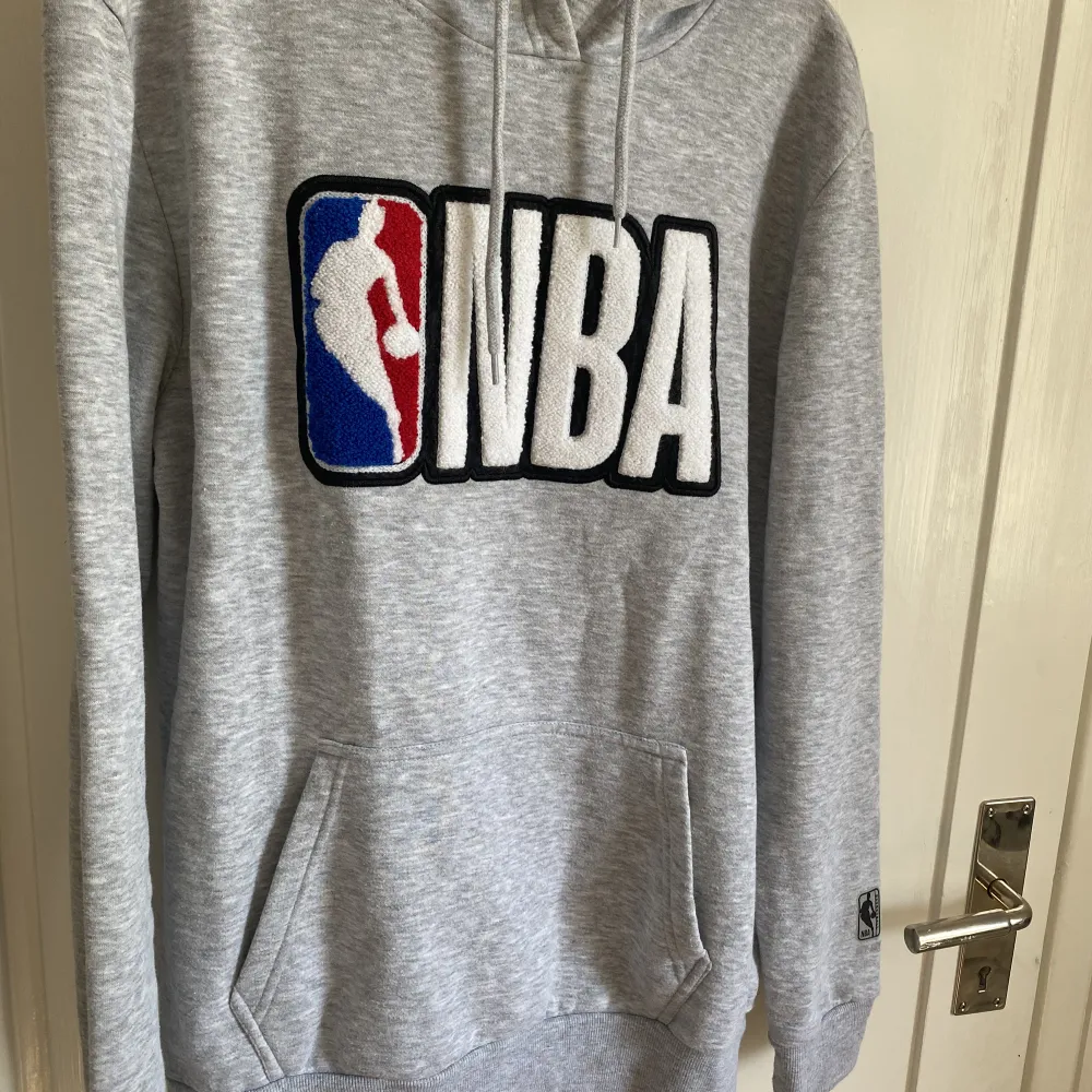Grå hoodie från NBA storlek Small (lite oversize). Ej använd så fortfarande super mjuk inuti.  . Hoodies.