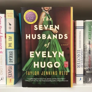 The Seven husbands of evelyn Hugo  - Lite skadad, se bild 2, annars fint skick💕